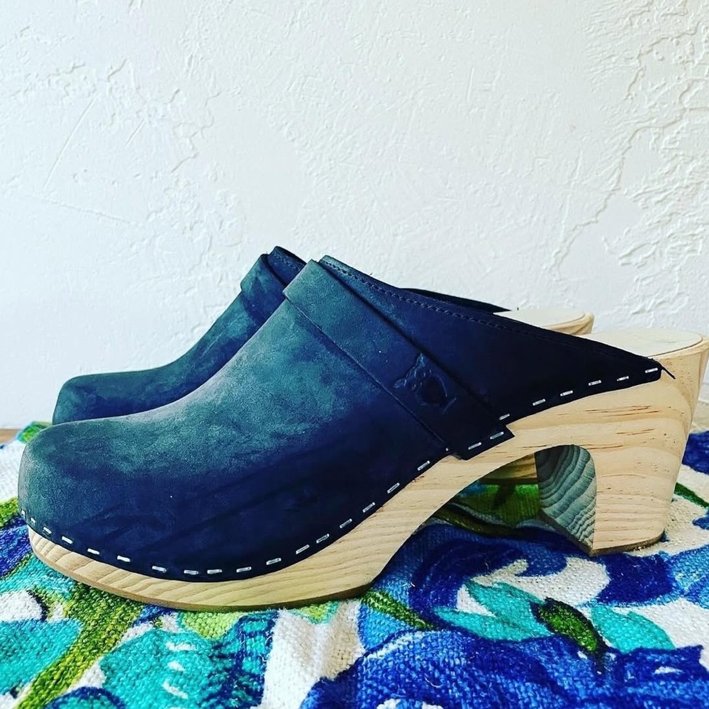 Stylish Black SANGRENS Women's Clogs